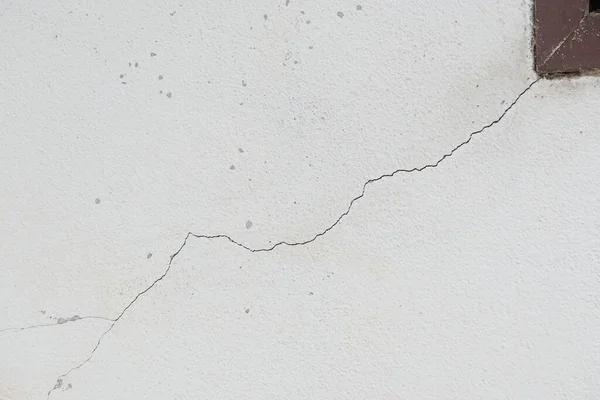 在旧的白墙上裂开粗糙的纹理风化了的背景 — 图库照片