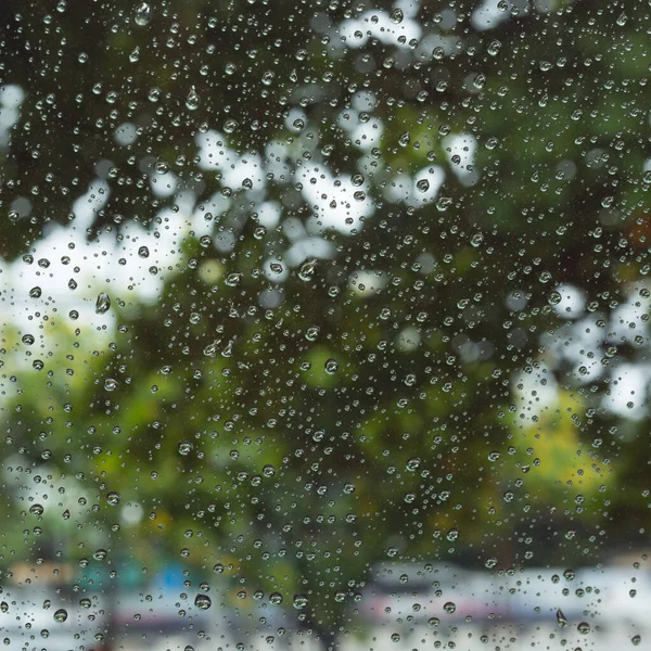 水雨滴在玻璃窗上 — 图库照片