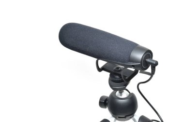 Av tüfeği mikrofonu beyaz arkaplanda izole edildi
