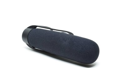 Av tüfeği mikrofonu beyaz arkaplanda izole edildi