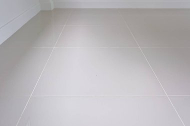 Yeni evde gri döşeme