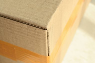 Kahverengi karton karton paket ve koli bandı çubuğu.