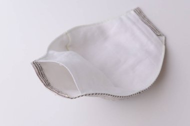 Kumaş maskeli el yapımı kumaş kumaştan kumaş kumaş, kumaş muslin yumuşak tekstil, beyaz arka planda nesne.