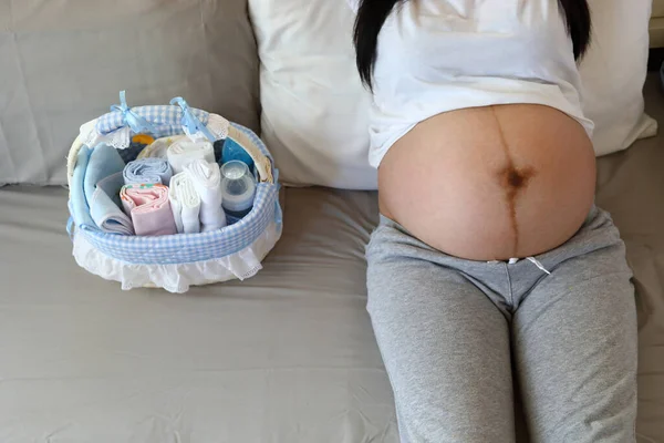 Νέα Μητέρα Μητρότητας Προετοιμασία Πάνα Και Μπουκάλι Γάλα Στο Καλάθι — Φωτογραφία Αρχείου