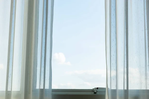 玻璃窗上的白色窗帘 — 图库照片