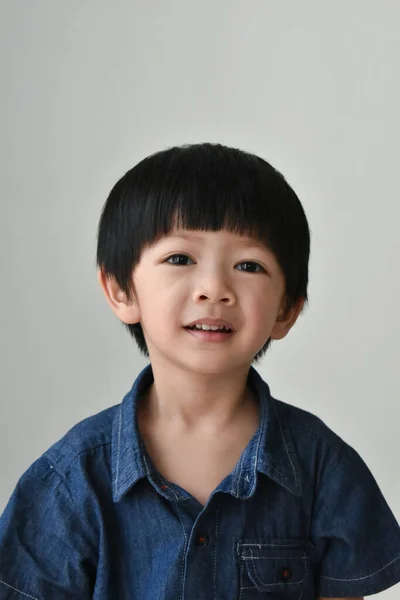 배경에 아시아인 소년의 — 스톡 사진