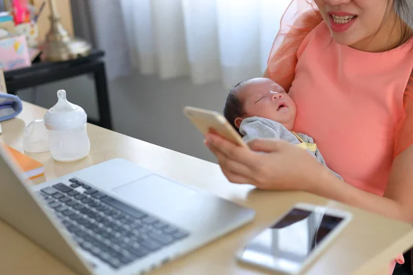 Mãe Jogando Telefone Celular Casa Negócios Escritório Com Bebê Bonito — Fotografia de Stock