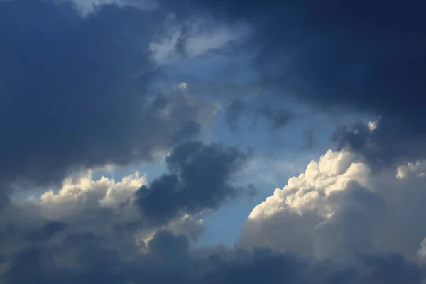 Sinar Matahari Melalui Awan Latar Langit Dramatis — Stok Foto