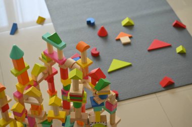 Evde kalıp oyun oynayan çocuklar için renkli tahta blok geometrik oyuncaklar.