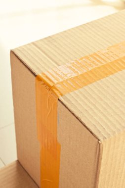 Kahverengi karton karton paket ve koli bandı çubuğu.