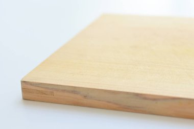 Tahta kesme tahtası beyaz arka planda izole edilmiş, kalas ahşap mutfak