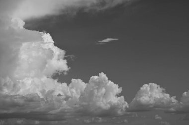 Siyah ve beyaz görüntü, yağmurlu bir günde bulutlu gökyüzü