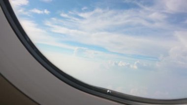 Beyaz bulutlu güzel mavi gökyüzü, uçak manzaralı pencere.