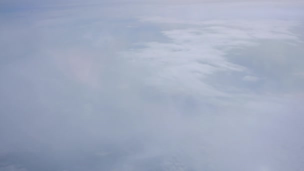 白い雲 飛行機の眺めが付いている美しい景色の青い空 — ストック動画
