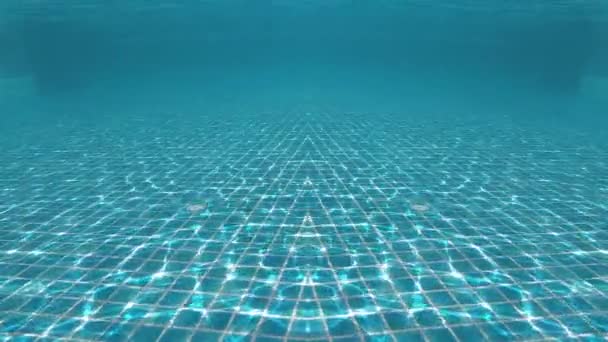 Yüzme Havuzunun Sualtı Görüntüsü Güneş Işınları Yavaş Çekim Sahnesinden Geçiyor — Stok video