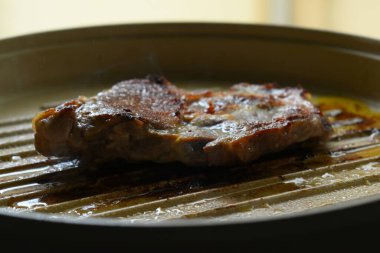 Mutfakta et ızgarası, protein yemeği.