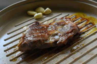 Mutfakta et ızgarası, protein yemeği.