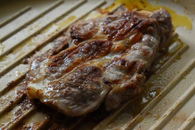 Mutfakta et ızgarası, protein yemeği.