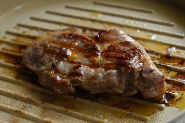 Mutfakta et ızgarası, protein yemeği.