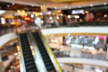 Mağazanın içi bulanık, arka plan bulanık.