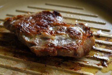 Mutfakta et ızgarası, protein yemeği.