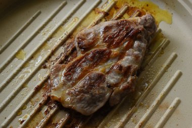 Mutfakta et ızgarası, protein yemeği.