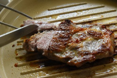 Mutfakta et ızgarası, protein yemeği.