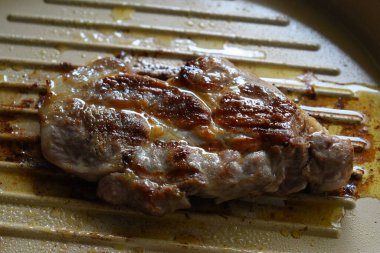 Mutfakta et ızgarası, protein yemeği.