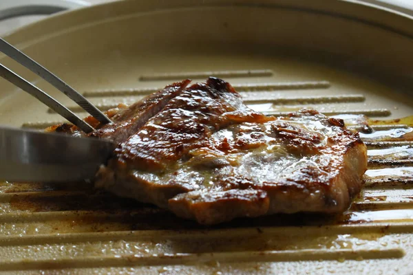 Mutfakta et ızgarası, protein yemeği.