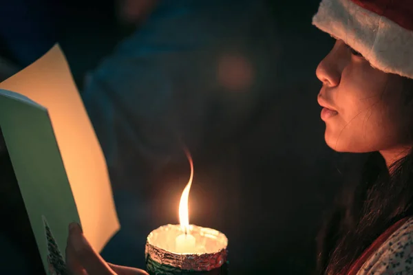 Een Zanger Kinderen Handen Bedrijf Kaars Boek Met Zingen Carol — Stockfoto