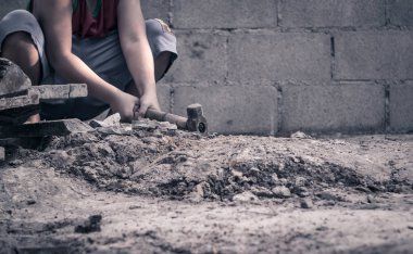 Dünya gün karşı çocuk işçiliğiyle kavramı: inşaat alanında çalışan zavallı küçük çocuk