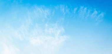 Mavi gökyüzü konsepti için uluslararası temiz hava günü: Temiz gökyüzü ve beyaz bulutlar arka plan