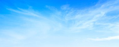 Mavi gökyüzü konsepti için uluslararası temiz hava günü: Temiz gökyüzü ve beyaz bulutlar arka plan