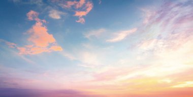 Renkli gökyüzü ve bulutlu gün batımı arkaplanı 