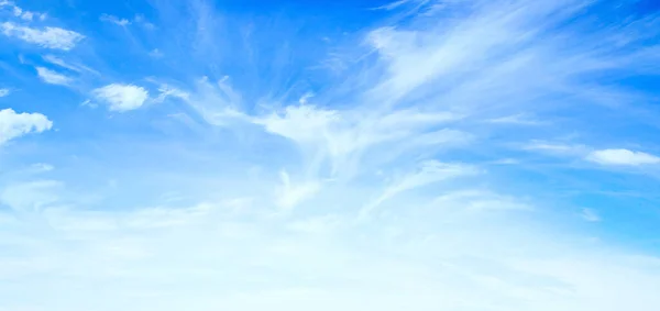 国际蓝天清洁空气日概念 蓝天白云背景 — 图库照片