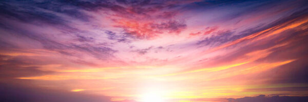 Цветное небо и облака заката фона 