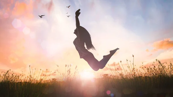 Concepto Bienestar Silueta Mujer Feliz Saltando Con Las Manos Levantadas — Foto de Stock