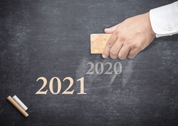 Zakenman Hand Houden Gum Voor Verandering Woord 2020 Naar 2021 — Stockfoto