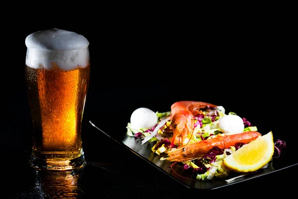 Vaso Cerveza Ligera Ensalada Con Shtimp Rojo Argentino Foto Sobre — Foto de Stock