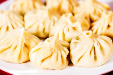 Bir tabak khinkali, kıymalı geleneksel bir Gürcü hamur tatlısı.