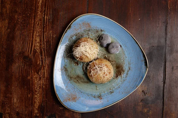 Blomme Gnocchi Med Ost Det Gamle Rustikke Træagtige Bord Set - Stock-foto