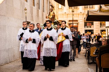 24.04.2018, Trieste, İtalya. Aziz Joseph alayı caddede.