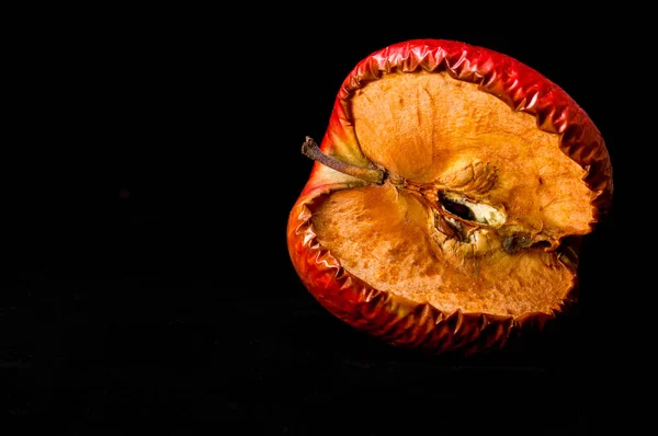 Shrivel Pomme Rouge Photo Gros Plan Sur Fond Noir Espace — Photo