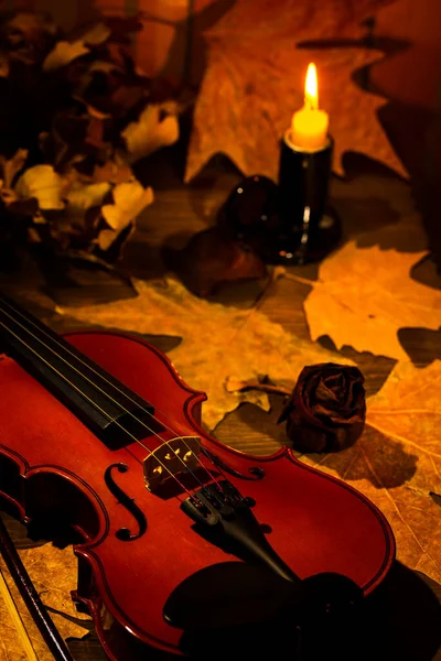 Hegedű Őszi Levelek Asztalon Gyertyafényben Sötét Szobában Közelkép Hegedűről Koncentrálj — Stock Fotó