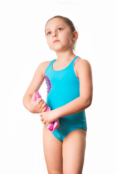 小さな笑顔7歳のかわいい白人の女の子ピンクのシャミー ダイバーのためのシャモアタオルをツイストシアンスイミング衣装に身を包んだ 白地だ スポーツとレクリエーションの概念 — ストック写真