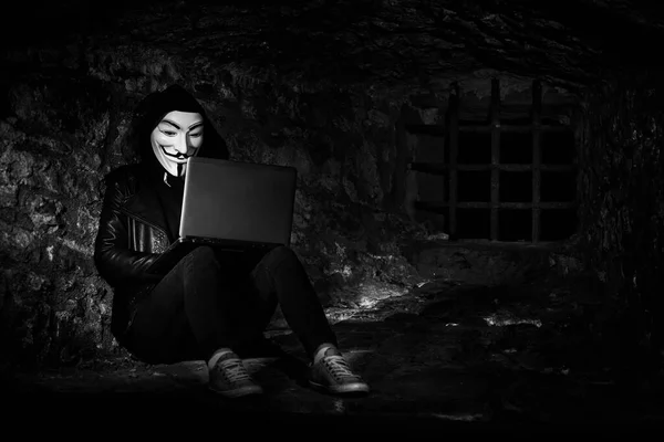 Трієст Італія November 2018 Людина Анонімною Маскою Зошитом Концепція Інформаційної — стокове фото