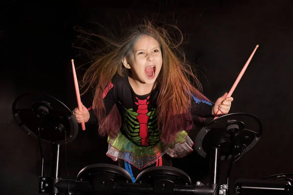 Pequeno Baterista Caucasiano Menina Com Cabelos Multicoloridos Tocando Kit Bateria — Fotografia de Stock