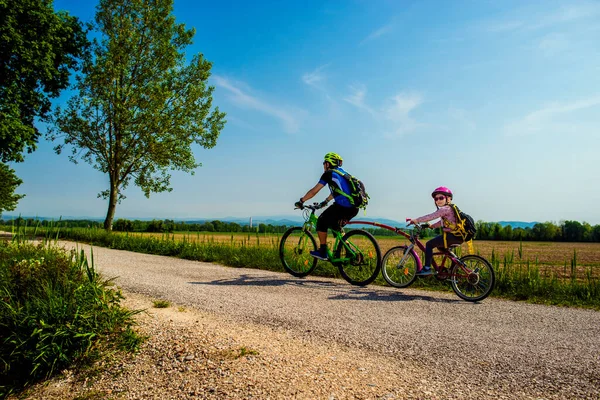 Far Och Dotter Tandem Går Cykel Cykelrutten Fvg2 Grado Stad Royaltyfria Stockfoton