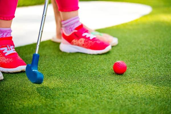 ミニチュアゴルフ屋外 ミニゴルフコースで小さな白人の女の子のゴルフ クローズアップ写真 選択した焦点 — ストック写真