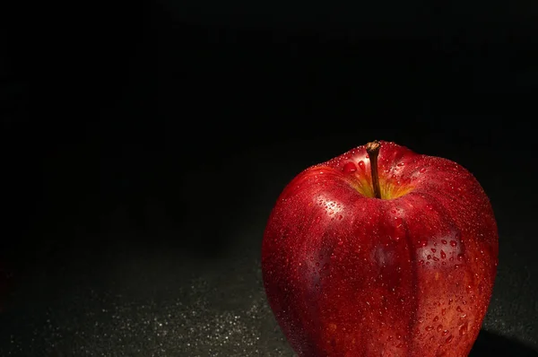 Pomme Rouge Humide Avec Des Gouttes Sur Fond Noir Humide — Photo